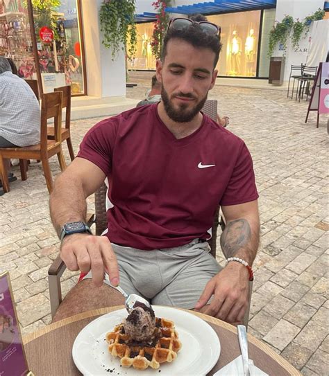 Pin de Mark MARC en J'AIME | Poses para fotos hombre, Hombres guapos, Fotos de hombres guapos