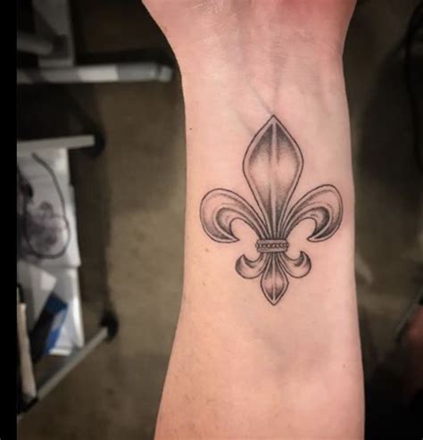 Fleur de Lis Tattoo | Geniale tattoos, Französische lilie, Lilien