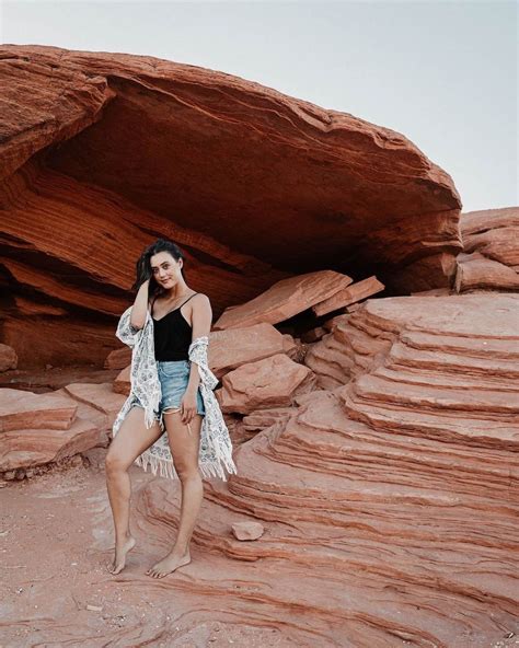 Dia Frampton Bare Feet And Tits In Cleavage (14 Photos + GIF) | #The ...