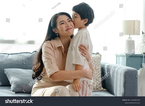 86,844 imágenes de Asian mom smiling - Imágenes, fotos y vectores de stock | Shutterstock