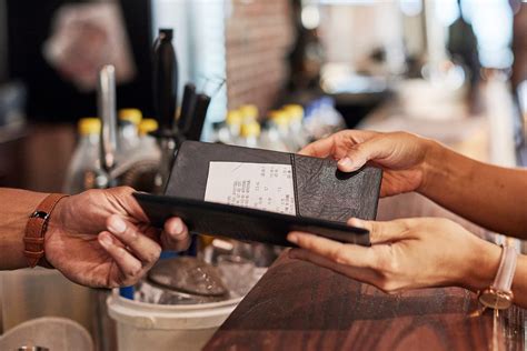 Paying a Restaurant Bill Etiquette: Who Picks Up the Tab in 11 Situations?