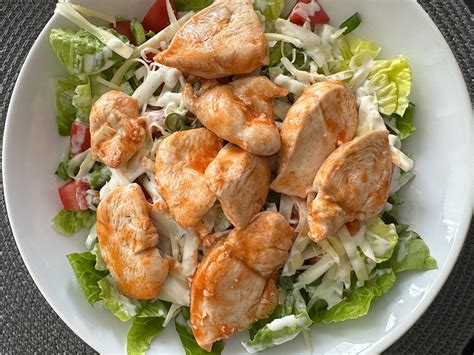 Salat mit Hähnchenbrust mariniert mit Original Anchor Bar Buffalo Wing ...