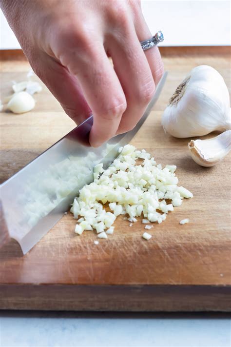 How To Mince Garlic Minced Garlic Herbs & Spices Nuts.com