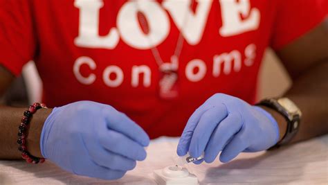 Porn industry moratorium lifts after HIV scare