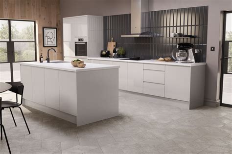 J Pull Cashmere Gloss Kitchen | Wren kitchen, Kitchen design, Cashmere ...