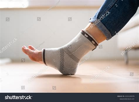 Girl sprained ankle 库存照片和图像 - 3,091 张图片 | Shutterstock