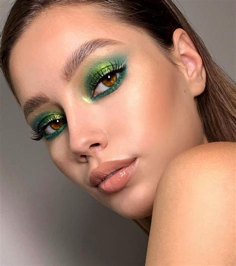 13 Green Eyeshadow Looks and How to Wear Them - Degrees Of Vanity