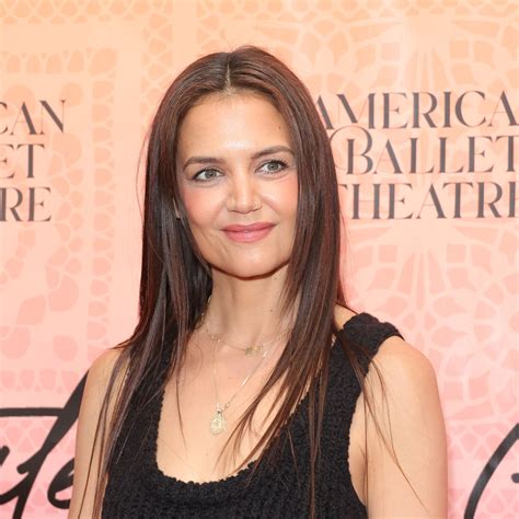Katie Holmes se pasa al 'Cherry Coke', el color de pelo oscuro que resta años | Vogue España