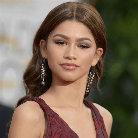 Zendaya Height, Weight, Age : r/celebritymeasurements