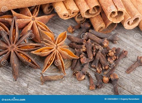 Épices D'anis, De Cannelle Et De Clou De Girofle Photo stock - Image of ...