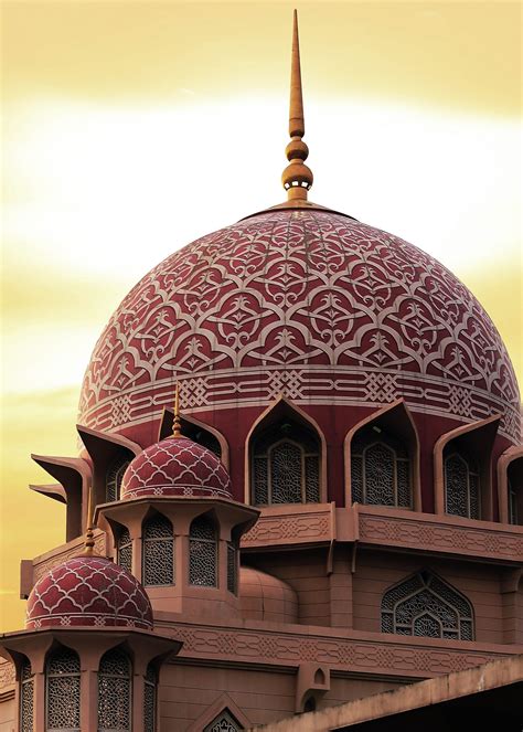 Islam, the Malaysian religion: practice, freedom and religious diversity in Malaysia