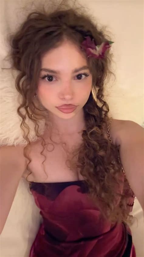 Sunday Kalogeras nel 2025 | Acconciature, Idee per il trucco, Idee per disegnare