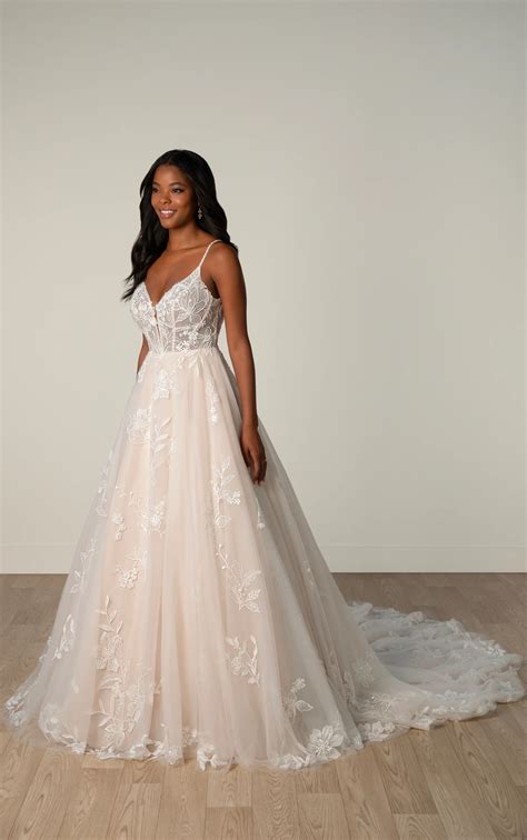 Ball-Brautkleid aus Spitze mit V-Ausschnitt und glitzernden Trägern