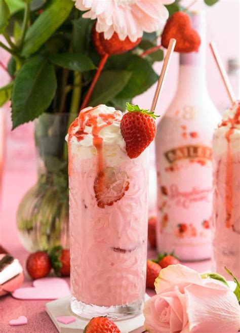 20 Valentine's Day Cocktail Recipes You'll Love | The Everygirl