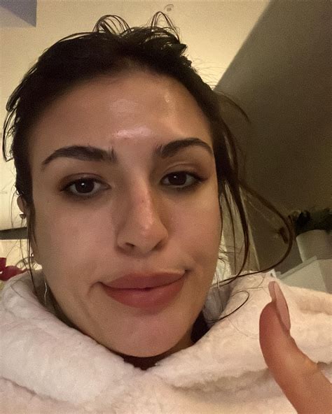 Emily Faye Miller Flaunts Her Toned Abs In A Tiny Green Top