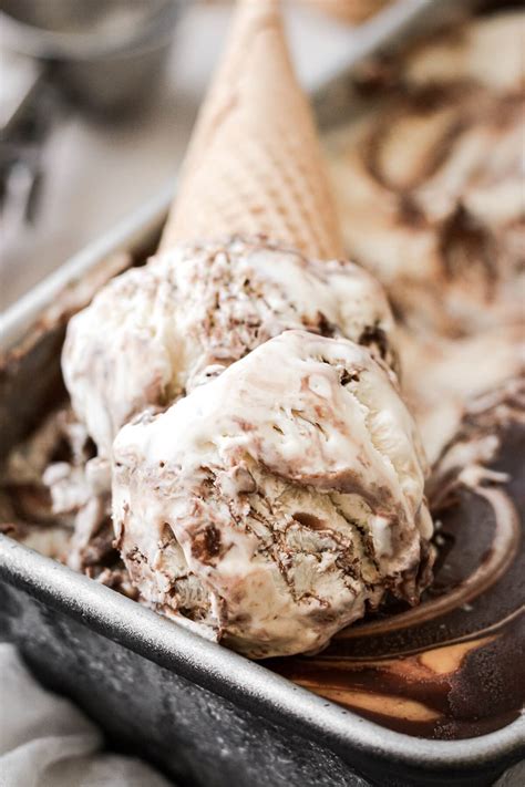 Peanut Butter Vanilla Fudge Ripple Ice Cream (No Churn) - Curly Girl ...