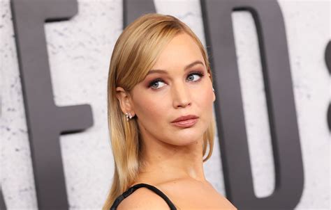 Jennifer Lawrence Wore the Perfect Outfit for This Hot Hot Heat | Glamour