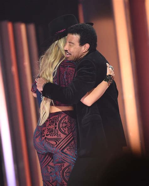 New Year's Resolutions Are Dumb As Hell - Except For Lainey Wilson ...