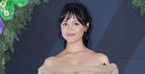 Jenna Ortega met un «beetlejuice» tournure sur une vinaigrette nue dans l'archivage Vivienne ...