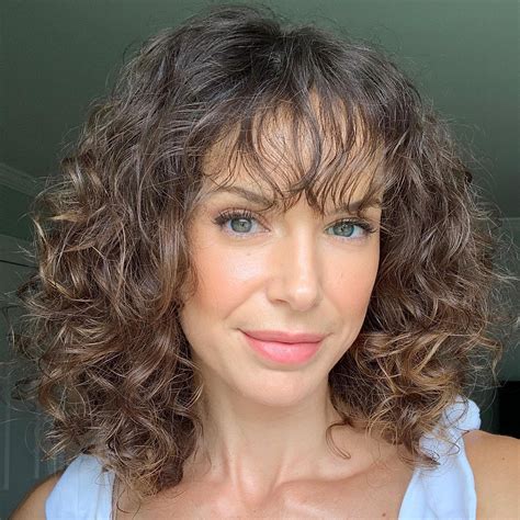 35 Gorgeous Wavy Hair with Bangs Ideas: Stay on Trend! - Hood MWR