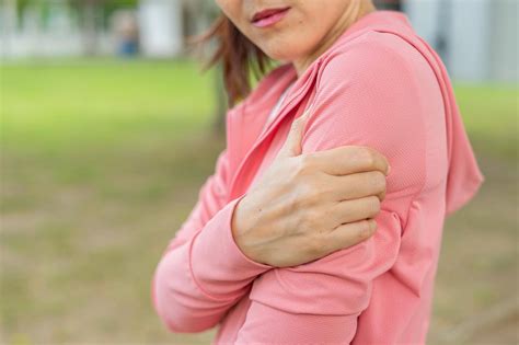Pain in Left Arm: 7 Common Causes & Home Remedies