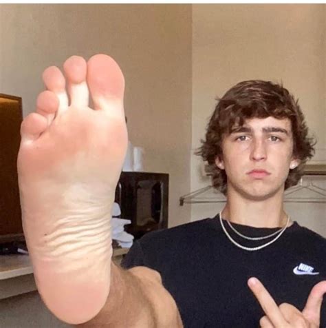 Anyone know this twink's @? : r/feetboys