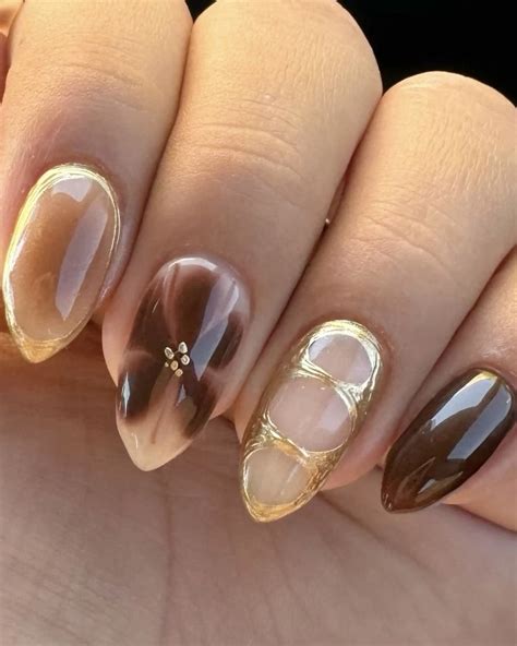 Pin by 𝐛𝐞𝐜𝐚𝐮𝐬𝐞𝐨𝐟𝐧𝐲𝐜 on her beauty in 2025 | Gold nails, Funky nails ...