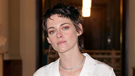 Kristen Stewart setzt auf den Schuh-Styling-Trick, den alle Modeprofis ...