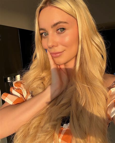 Kristen Nicole Medina | Hola amigos míos, solo paso a decirles que los amo 💟 | Instagram