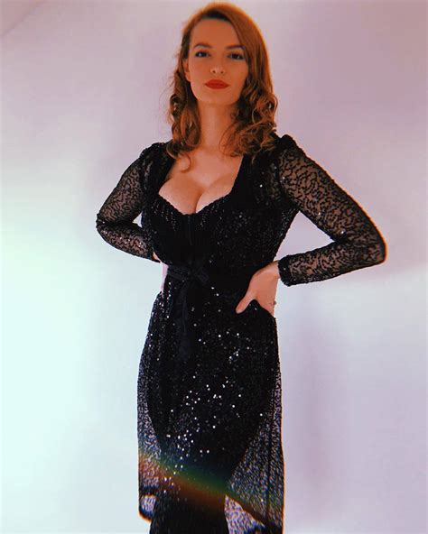 Dakota Blue Richards Huge Boobs In Great Cleavage - Hot Celebs Home