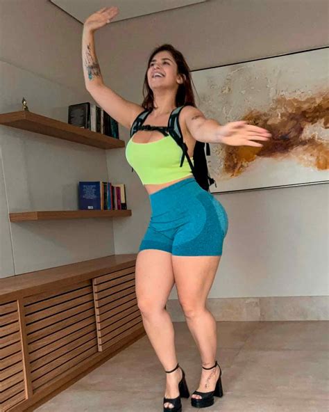 Kerolay Chaves pratica samba com mochila de 40 kg para sua estreia no carnaval - Ela Saúde