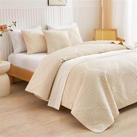 Amazon.com: HiSnug Cream Quilt Set King Size - Ultrasonic Embossed ...