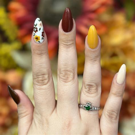 22+ Cute Thanksgiving Nail Ideas To Try in 2024 - DrExplains