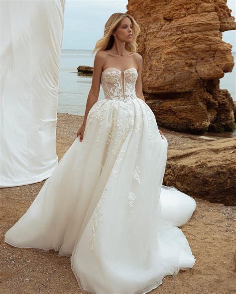 Strapless Wedding Dresses: 15 Bridal Gowns + Faqs