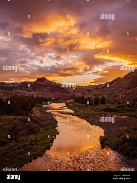 Sunrise over the Wild and Scenic John Day River at Priest Hole access ...
