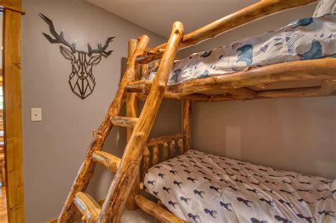 Pigeon Forge Cabin Rental - Black Bear Cinema #4819 - 5 bedroom