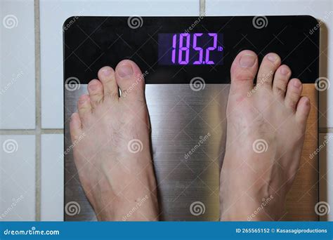 Escala Digital De Acero Inoxidable Con Pies De Hombre Que Pesan 185 ...