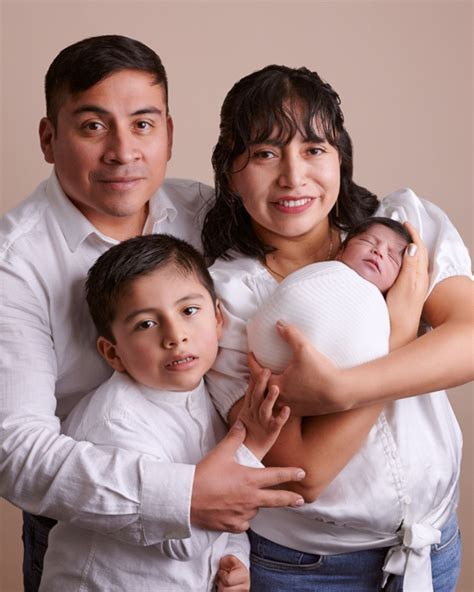 Para esta sesión de fotos New Born, el pequeño João Fabrizio vino con sus papitos y su hermano ...
