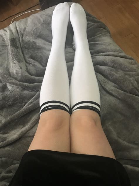 Who wants to be crushed between my thighs?👅🍆💦👣💋 | Scrolller