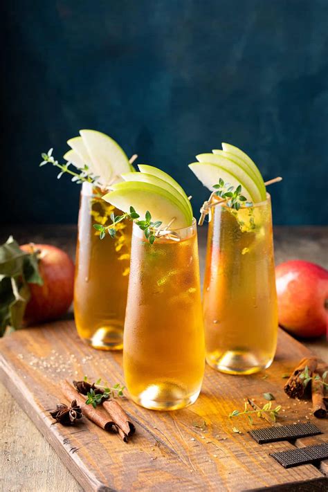 Apple Cider Mimosas - HowdyKitchen