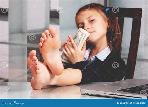 Retrato De Una Jovencita De Negocios Muy Feliz, Linda, Con Los Pies Desnudos Sobre La Mesa Y Que ...