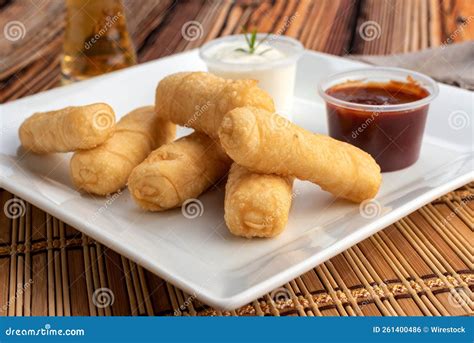 Palitos De Tequeno De Masa Y Queso Con Salsas Blancas Y Rojas Sobre ...