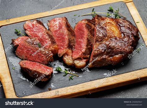 Deliciously Juicy Sliced Beef Ribeye Steak Foto stock 2333537017 ...