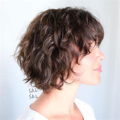 Layered Messy Bob For Wavy Hair in 2020 | Short shag hairstyles, Wavy ...