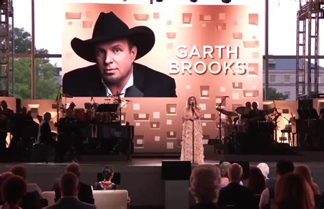 Kelly Clarkson’s Powerful Performance of “The Dance” Brings Garth ...