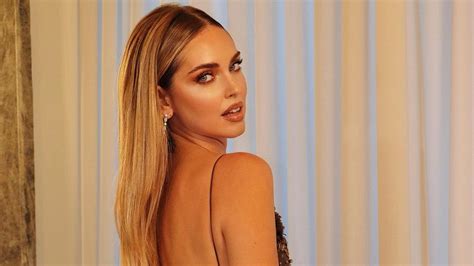 Chiara Ferragni torna alla Milano Fashion Week con schiena nuda e strascico