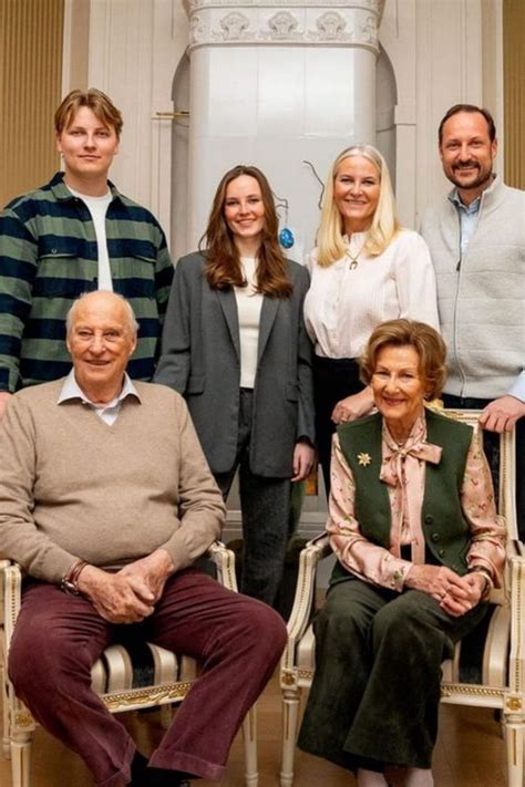 El rey Harald de Noruega posa en una foto familiar por primera vez ...