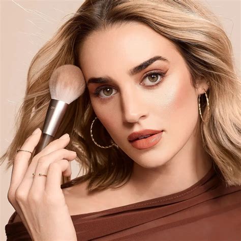 Real Techniques New Nudes Hazy Finish Powder Brush | Boozyshop!