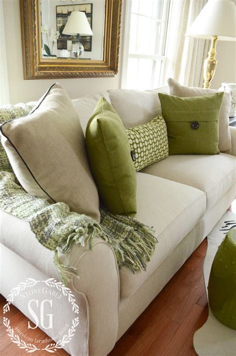 How to Choose Perfect Pillows for Your Living Room | Sofa with green ...