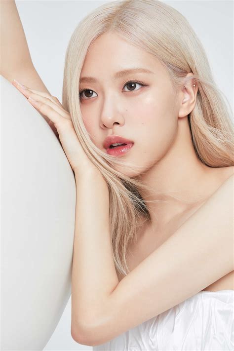 Rosé (BLACKPINK) ngọt ngào trong loạt ảnh mới